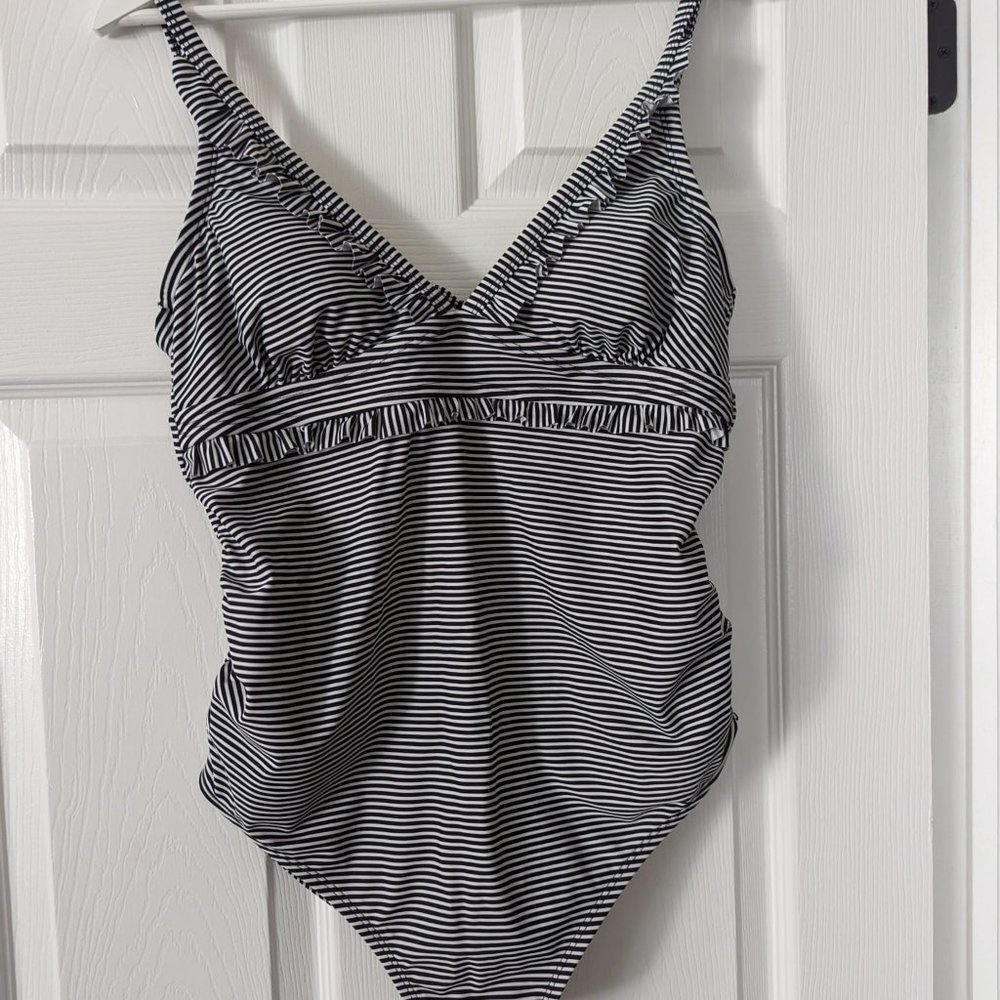 Isabel Maternity by Ingrid & Isabel Striped M D/DD Cup Swimsuit Bathing Suit